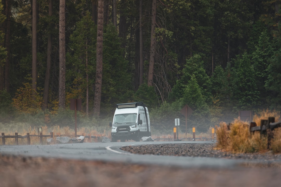 Auta terenowe testy: Najlepsze pojazdy do jazdy w trudnym terenie